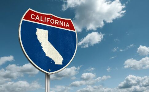 Ein Schild mit Aufschrift "California" vor blauem Himmel