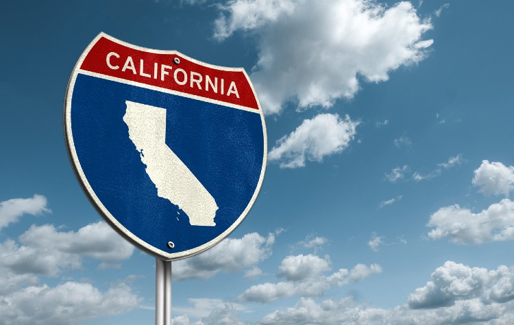 Ein Schild mit Aufschrift "California" vor blauem Himmel