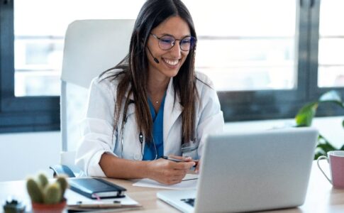 Eine Ärztin arbeitet an einem Laptop