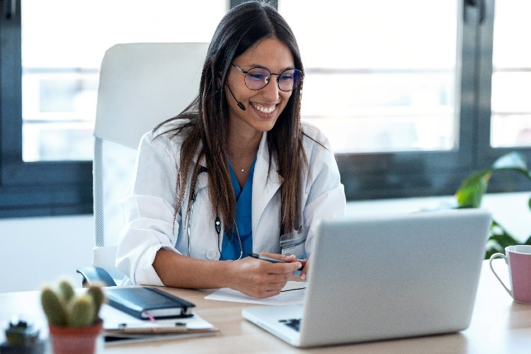 Eine Ärztin arbeitet an einem Laptop