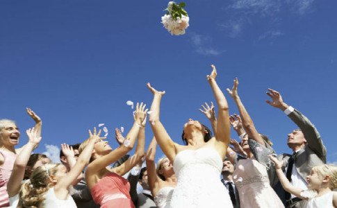 Brautstraußwerfen ist ein typischer Hochzeitsbrauch