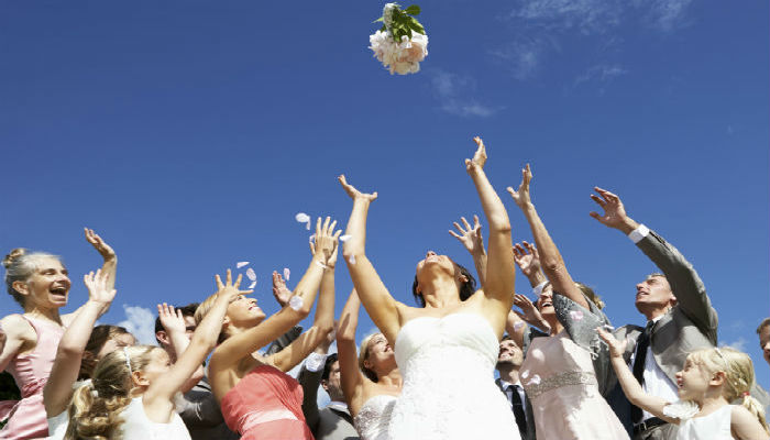 Brautstraußwerfen ist ein typischer Hochzeitsbrauch