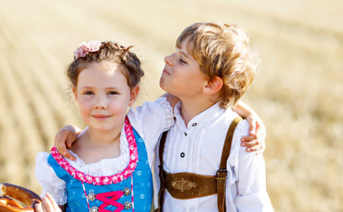 Kinder im Oktoberfest Outfit