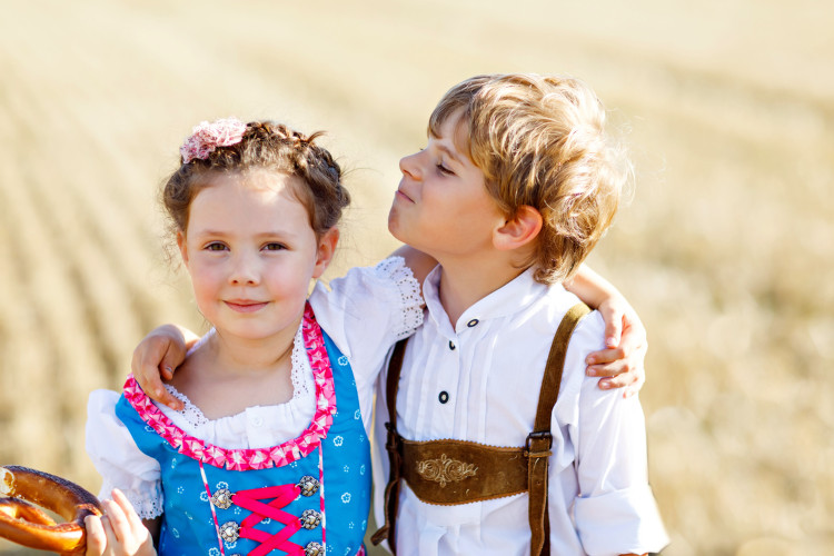 Kinder im Oktoberfest Outfit