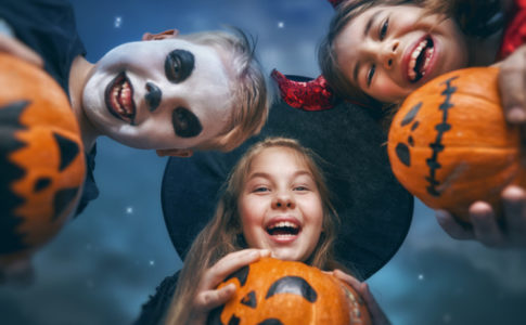 Verkleidete Halloween Kinder
