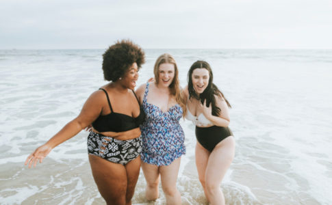 Drei Frauen am Strand