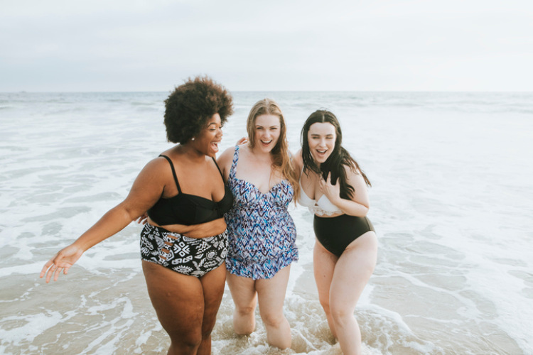 Drei Frauen am Strand