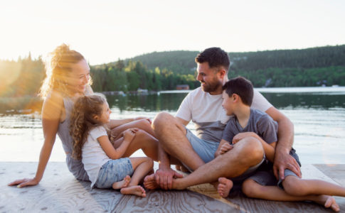 Familie am Strand hat Spaß
