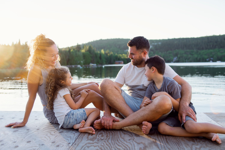 Familie am Strand hat Spaß