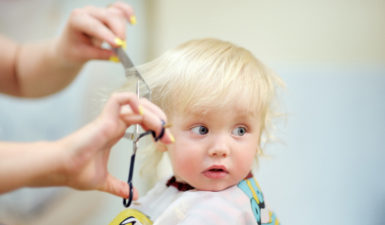 Mutter schneidet Haare Ihres Kindes
