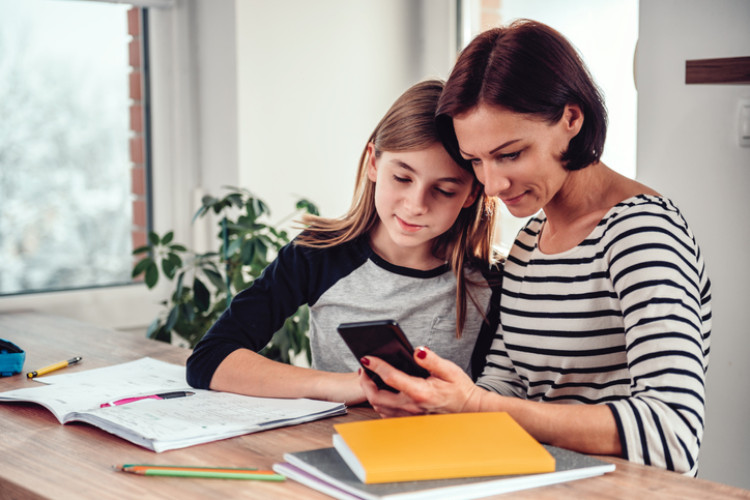 Mutter und Kind am Smartphone