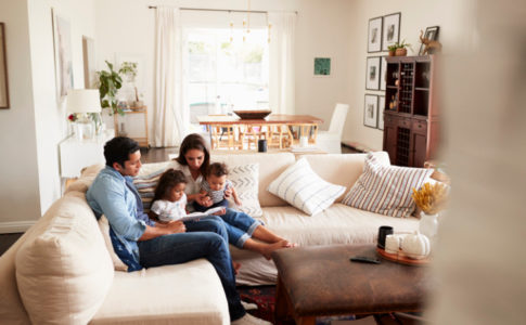 Familie im Wohnzimmer