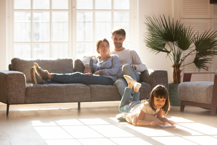 Familie welches sich im Wohnzimmer aufhält