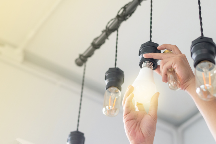 Lampe wird ausgewechselt