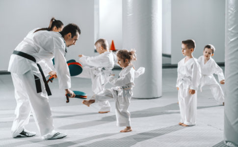 Kinder die Kampfsport treiben