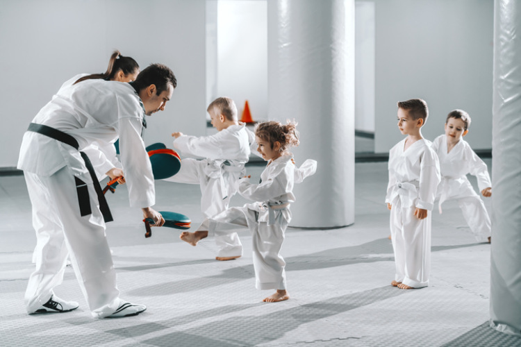 Kinder die Kampfsport treiben