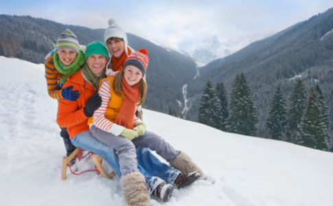 Familie auf einem Schlitten