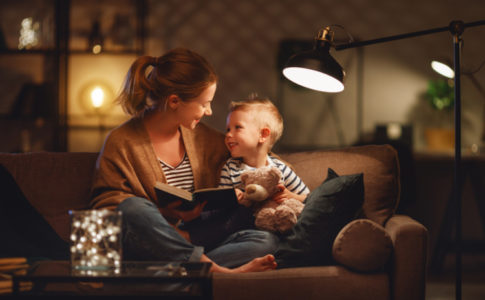 Mutter und Kind lesen