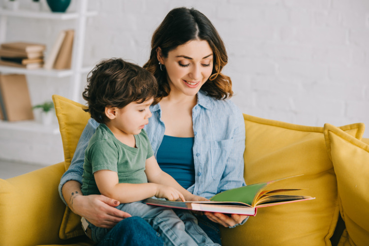 Mutter mit ihrem Sohn am Lesen