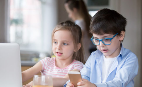 Zwei Kinder die gemeinsam lernen