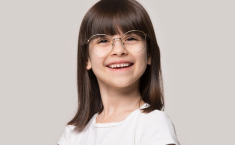 Kleines Mädchen welches eine Brille trägt
