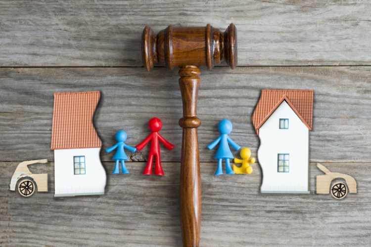 Haus welches Scheidung widerspiegelt