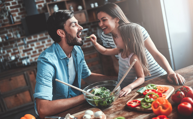Familie die zusammen kocht