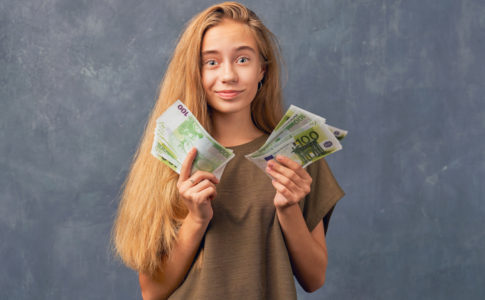 Mädchen mit Geld in der Hand