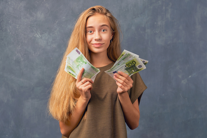 Mädchen mit Geld in der Hand