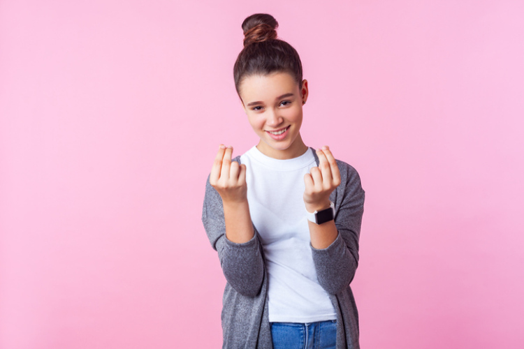 Mädchen welches die Finger reibt