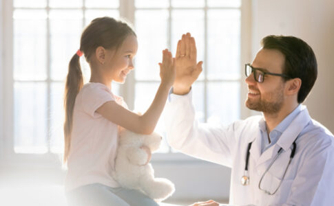 kleines Mädchen beim Kinderarzt