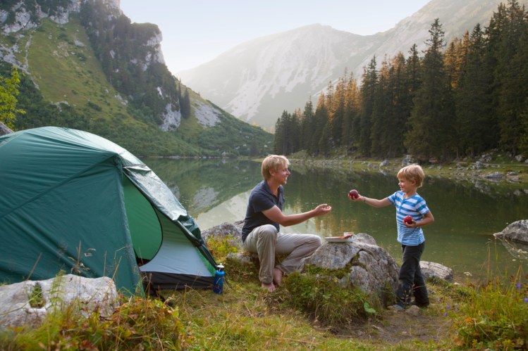 Vater und Sohn am Zelt in der Natur in Süddeutschland