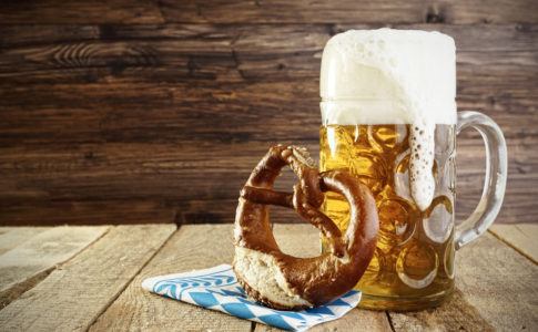 Bier und Brezen auf Oktoberfestdeko