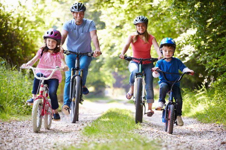 Familie fährt gemeinsam Fahrrad