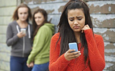 Mädchen wird über das Telefon gemobbt