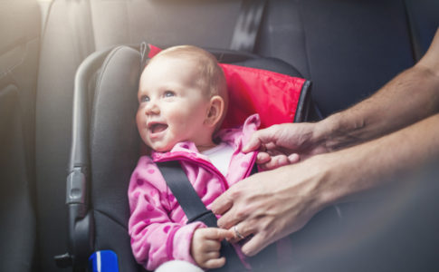 Kind im Kindersitz im Auto