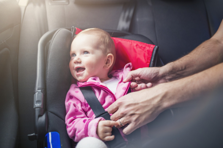 Kind im Kindersitz im Auto