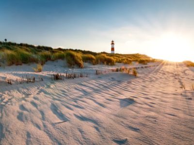 Strand in Dänemark und Leuchtturm