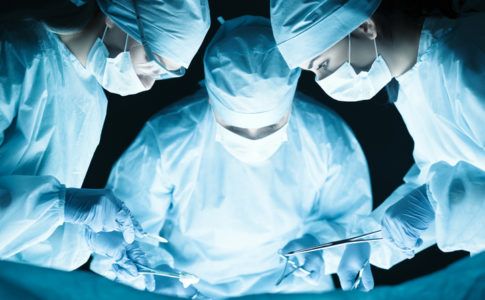 chirurgen operieren am op-tisch