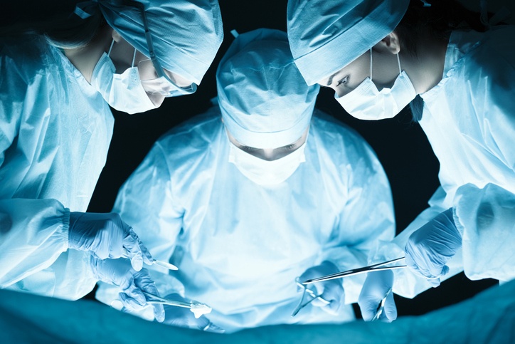 chirurgen operieren am op-tisch