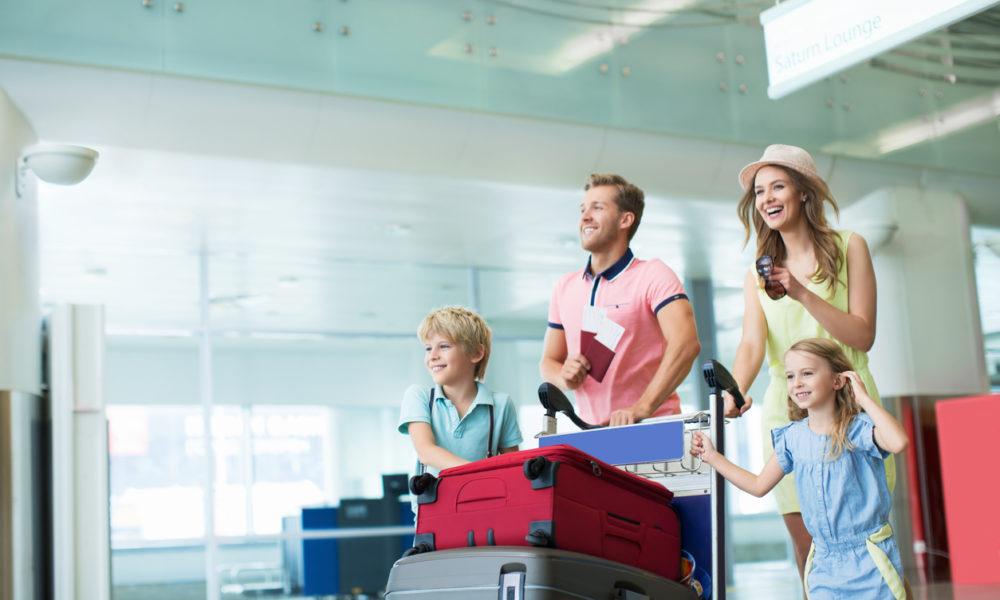 Junge Familie mit ihrem Gepäck am Flughafen
