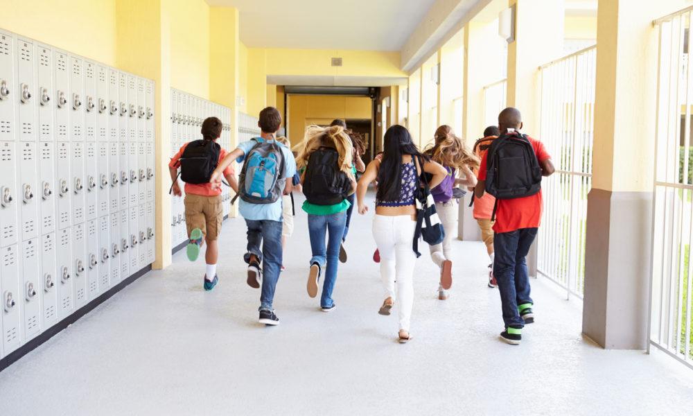 Kinder rennen in der Pause über den Schulflur