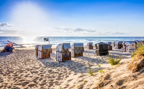 Sonniger Tag am Strand mit Strandkörben