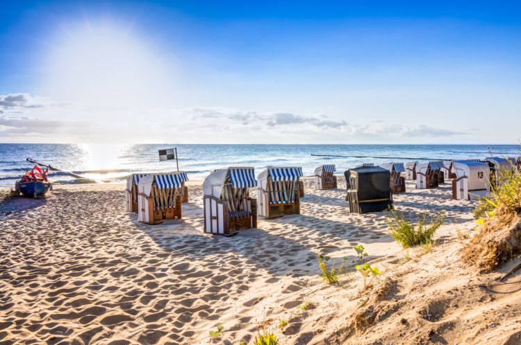 Sonniger Tag am Strand mit Strandkörben