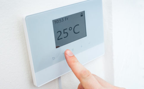 Thermostat wird bedient