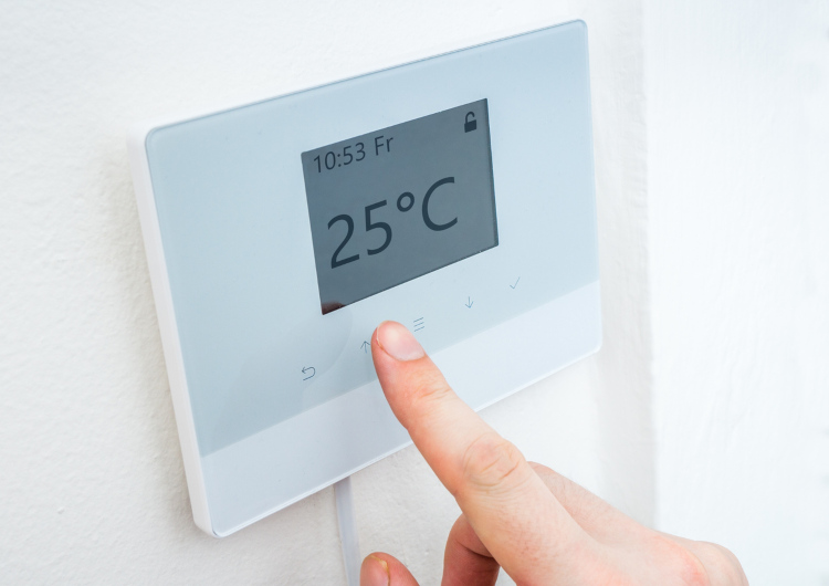 Thermostat wird bedient