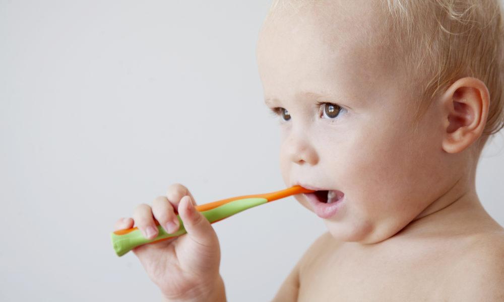 Kleinkind putzt seine Zähne mit einer Kinderzahnbürste