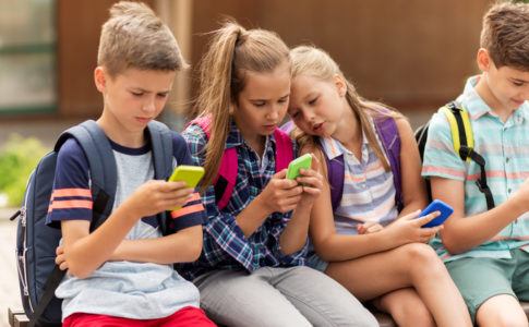 Viele Schüler schauen auf ihr Smartphone