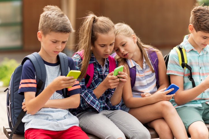 Viele Schüler schauen auf ihr Smartphone