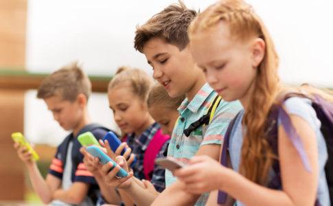 Kinder schauen auf ihre Smartphones